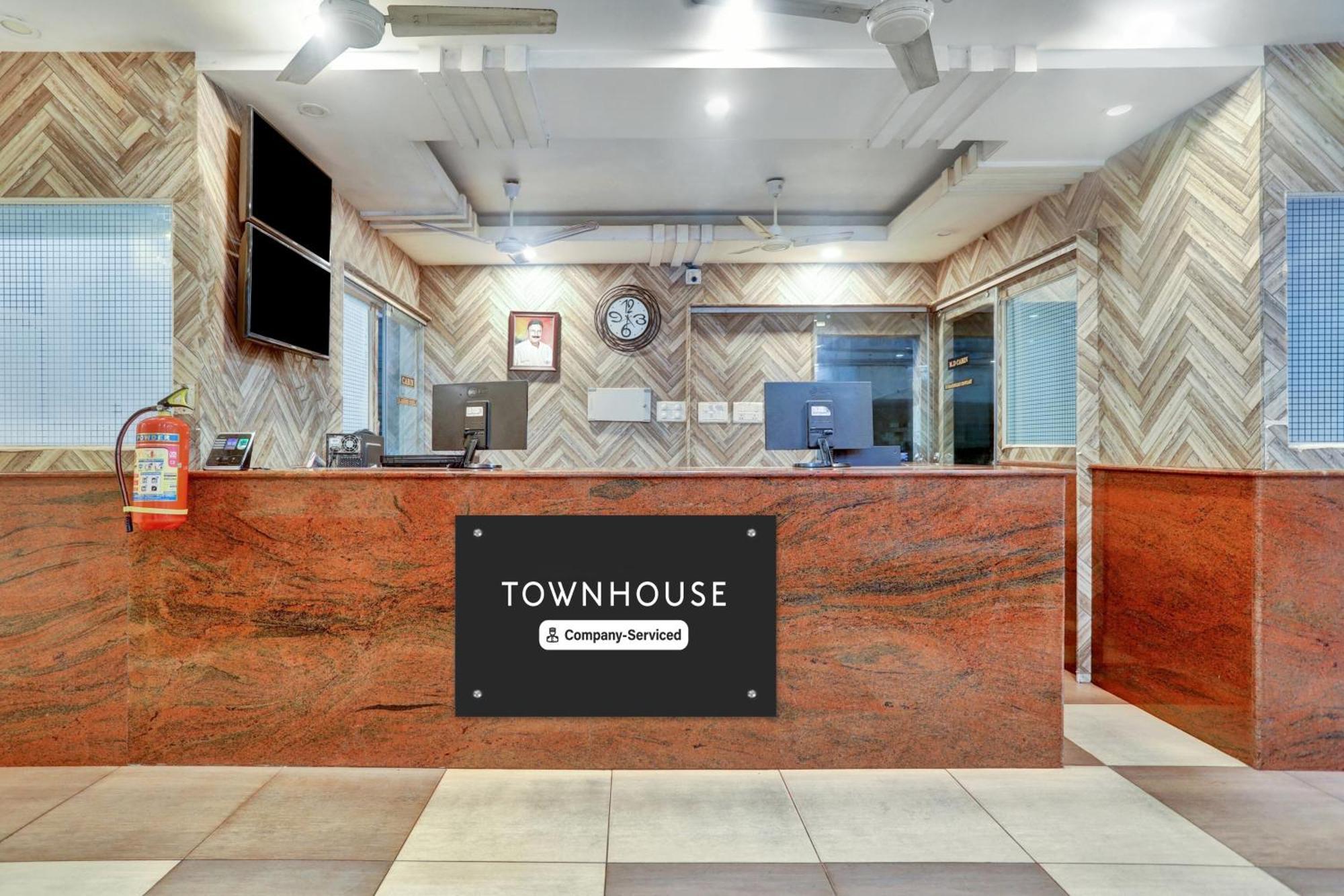 Hotel Townhouse Eluru Extérieur photo